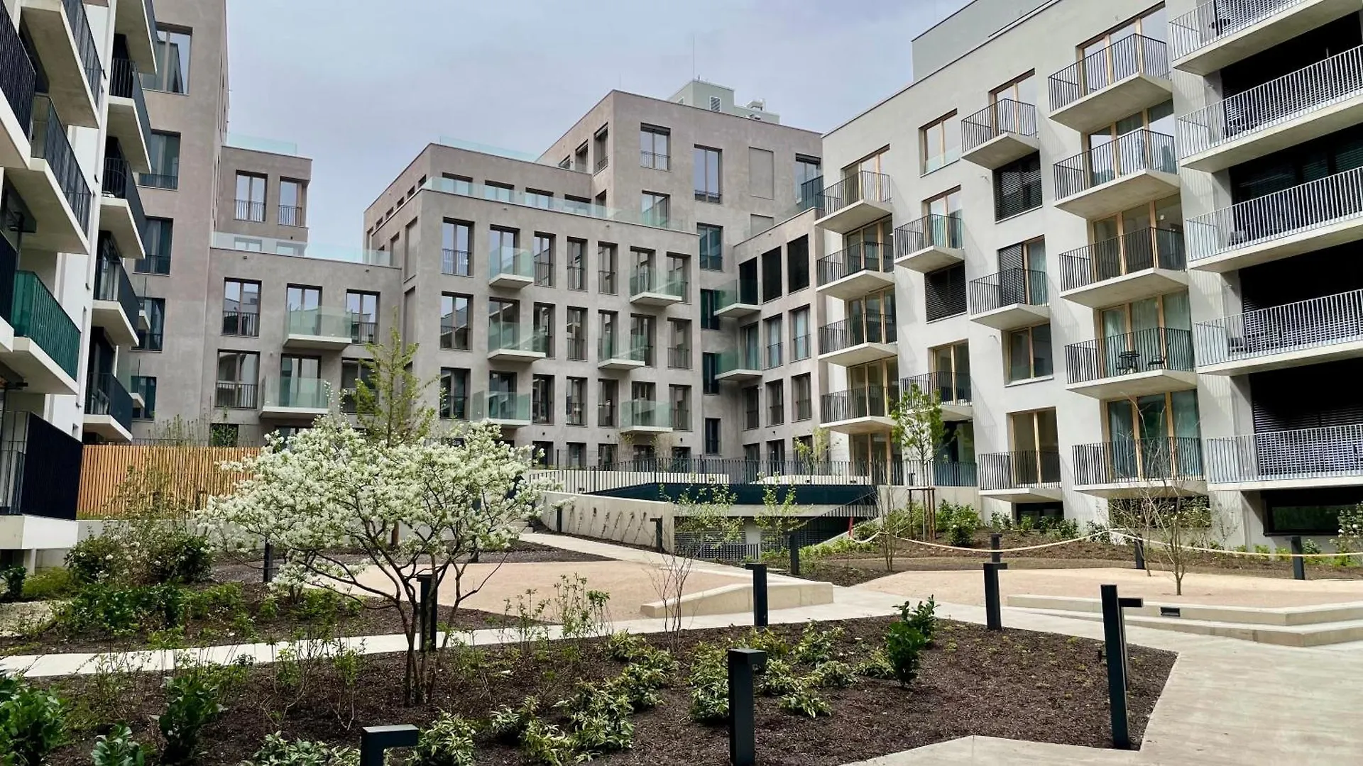 Urban Balance Suite, Andel - Metro Access & City Views 프라하 아파트