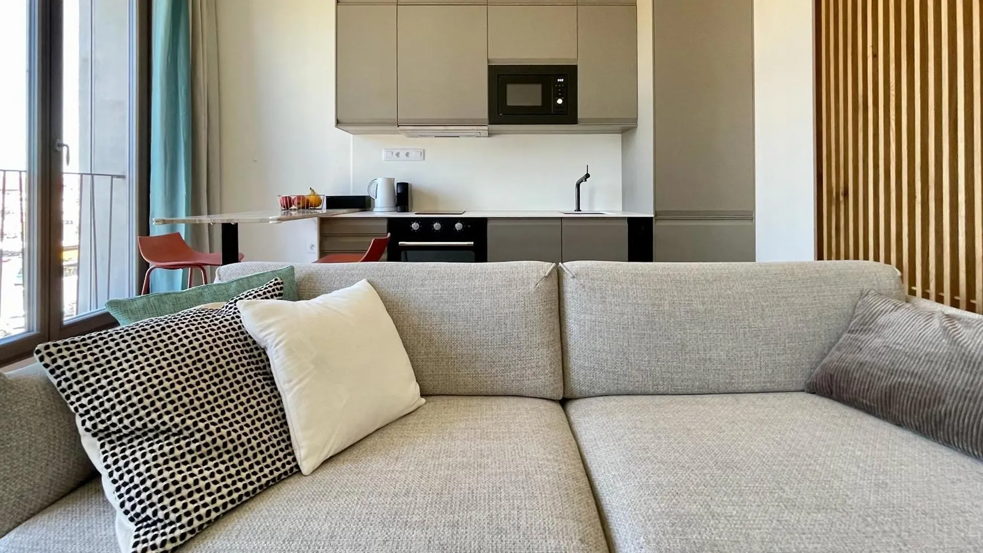 Urban Balance Suite, Andel - Metro Access & City Views 프라하 아파트